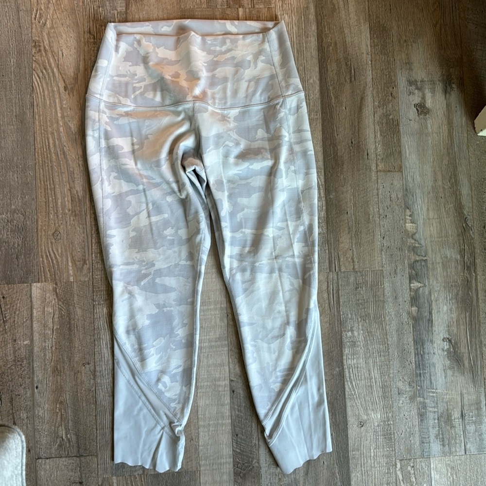 Lululemon wunder under white/ gray camo legging